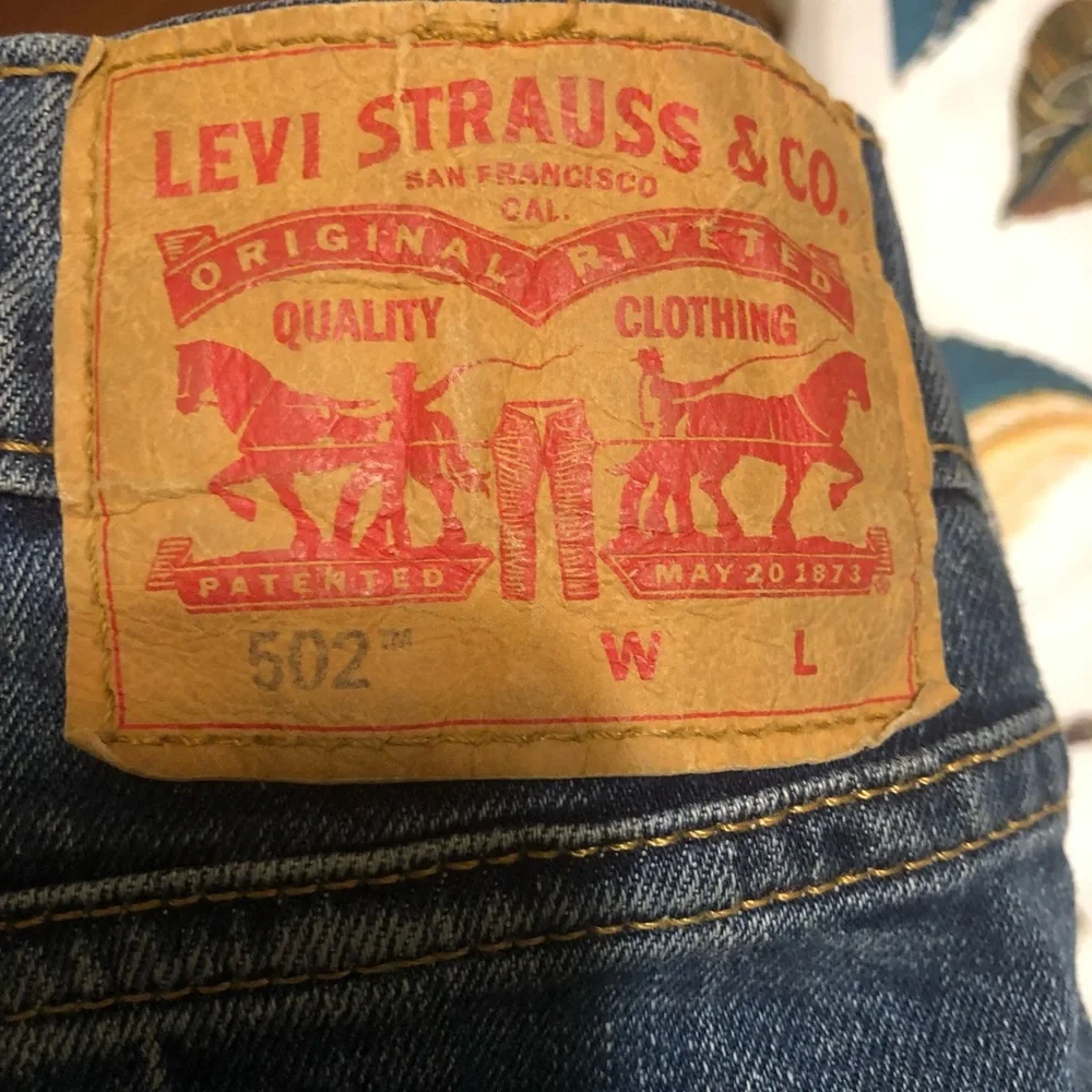 Levi’s 502 Men’s Sz 46 x 32-34 Distressed EUC
